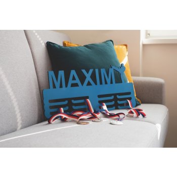 Black M Design Dřevěný věšák na medaile Na míru 55x25cm modrá