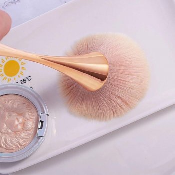 Essence Flat Contouring Brush plochý štětec na konturování