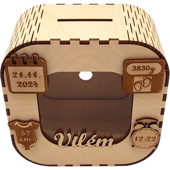 Dřevěná pokladnička se jménem a údaji o narození