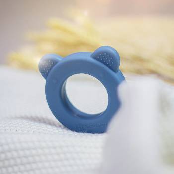 Petite&Mars silikon s chrastítkem Beary Petrol Blue