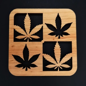 Amadea Dřevěný podtácek hranatý se 4 listy masivní dřevo 10x10cm