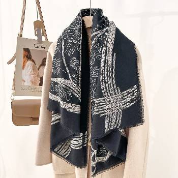 Classic Scarf Velký čtvercový šátek černý se zajímavým bílým vzorem listů a linek