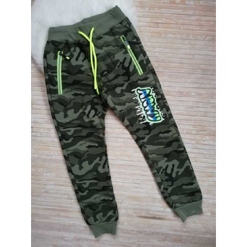 Kugo zateplené chlapecké tepláky maskáčové světlý maskáč se zeleným zipem