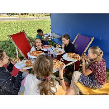 Remoska Kurz pro děti: Kuchtíci - příměstský tábor pro malé šéfkuchaře Termín: Dárkový poukaz bez termínu (termín vybere obdarovaný) 5900,00 Kč