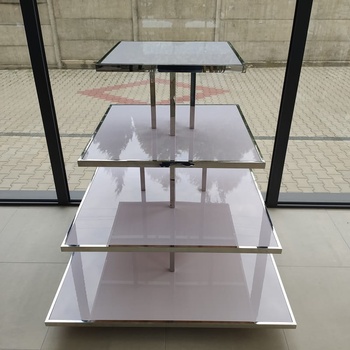 Stříbrný čtyřpatrový na kolečkách