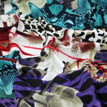 Úplet barevný 15158, zvířecí a květinový vzor, š.140