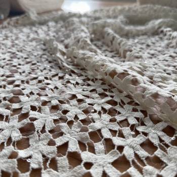 Bavlněná splývavá krajka s decentními flitry off white