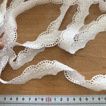 Bílá bavlněná madeira stuha 3cm šíře