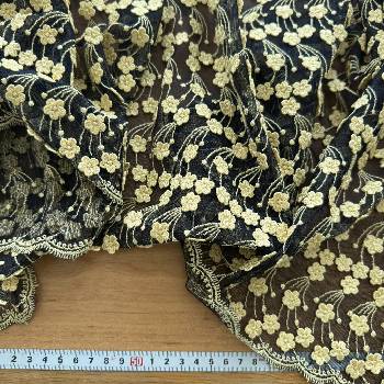 Žlutá krajka na černém tylu