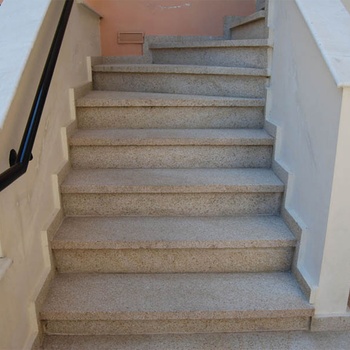 Kameny.cz Schodnice- Schodišťová deska, žula žlutošedá, 1ks Vyberte si stupnici či podstupnici: Stupnice - vrchní deska