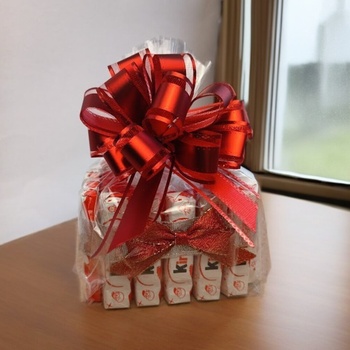 Sladký dárkový balíček s čokoládou Kinder a růžemi