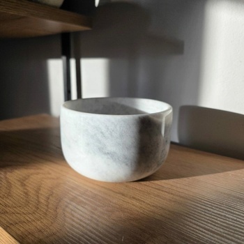 Svícen a vykuřovací miska z mramoru