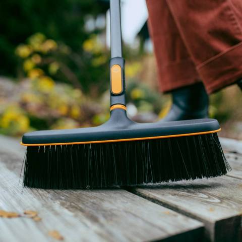 Fiskars Koště na terasy OneClick 1080700